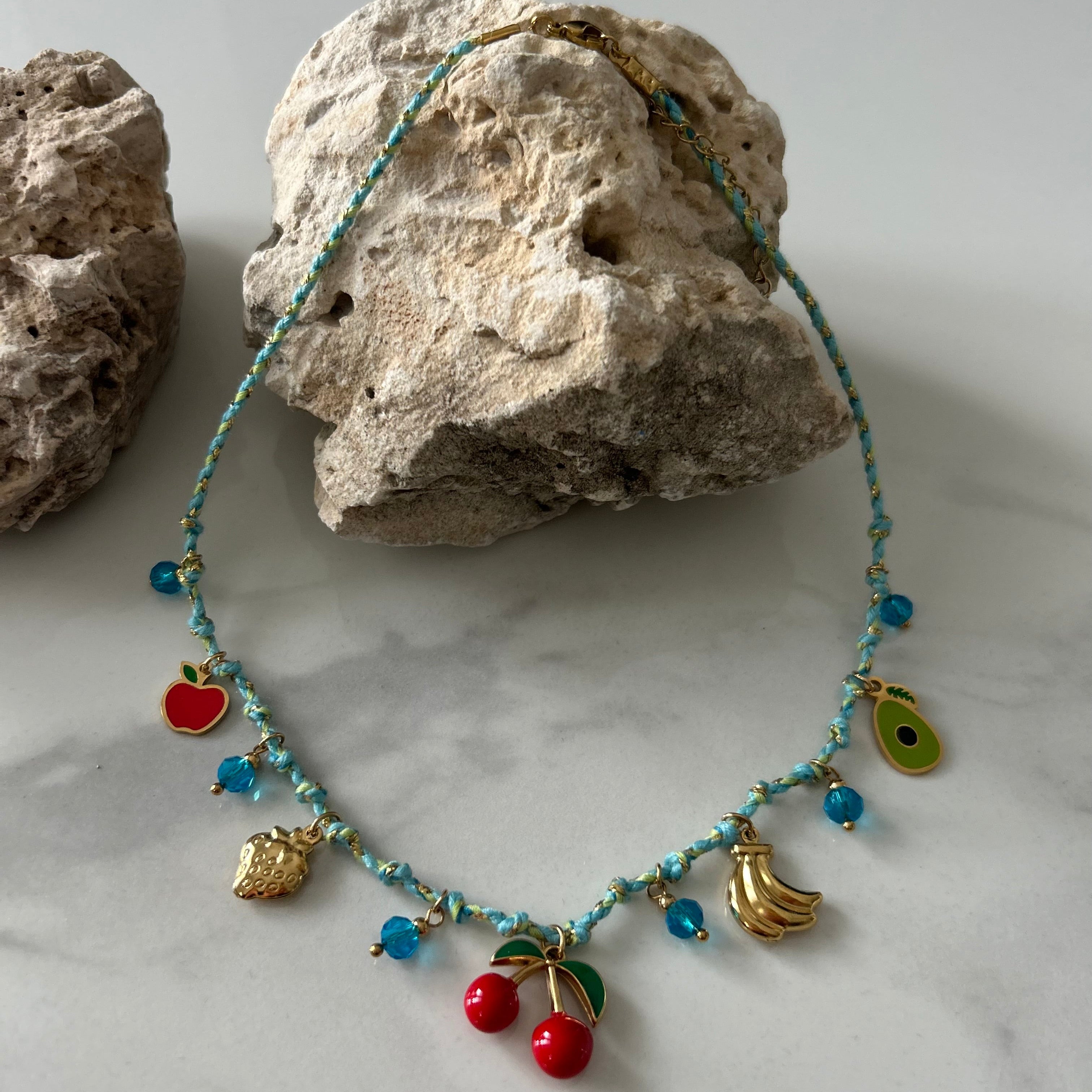 Collana colorata con charms
